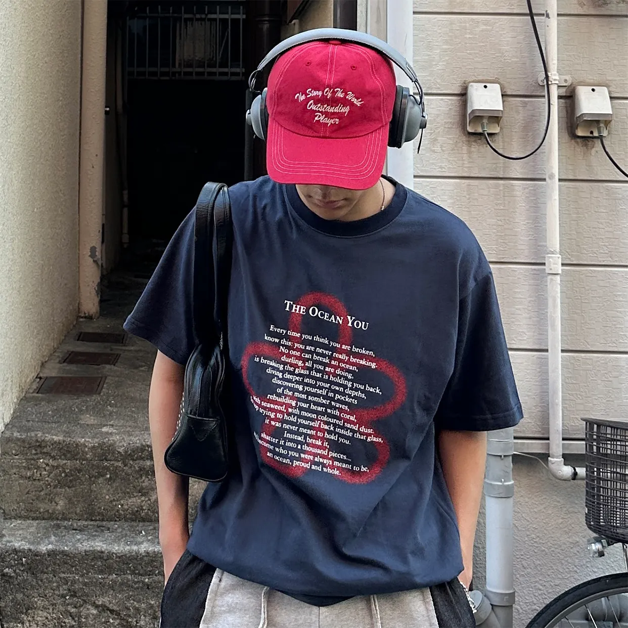 グラフィッククローバーTシャツ