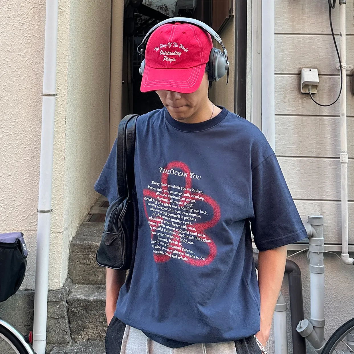 グラフィッククローバーTシャツ