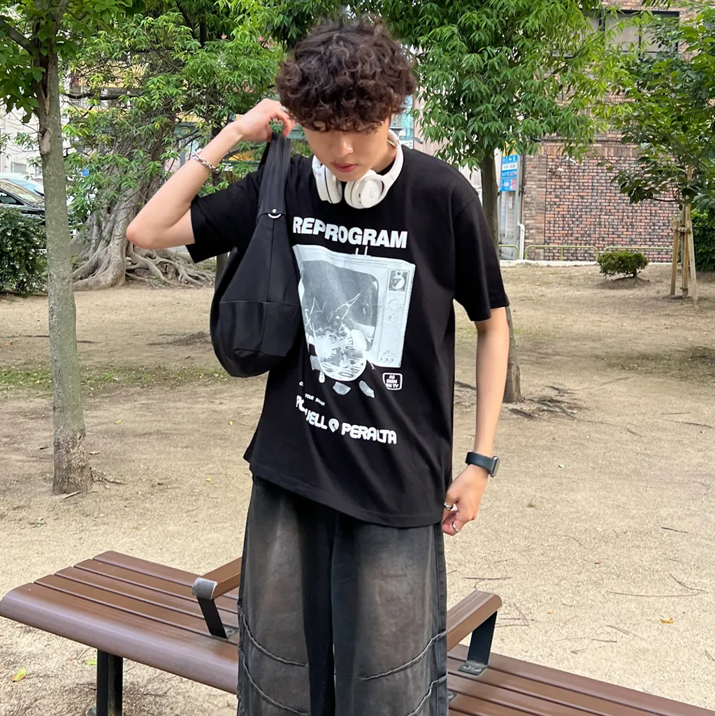 ユニセックスグラフィック半袖Tシャツ