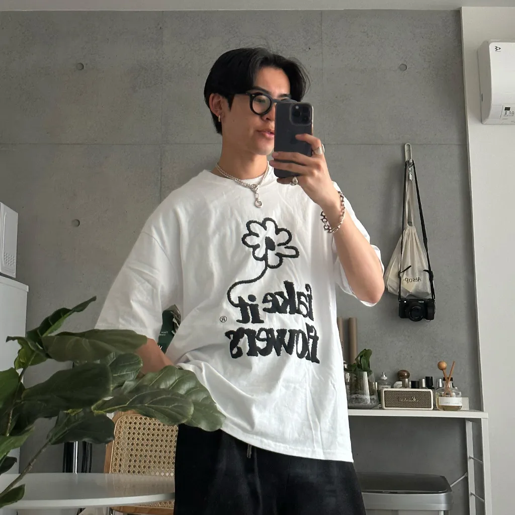(ユニセックス) フラワーレタリング半袖Ｔシャツ