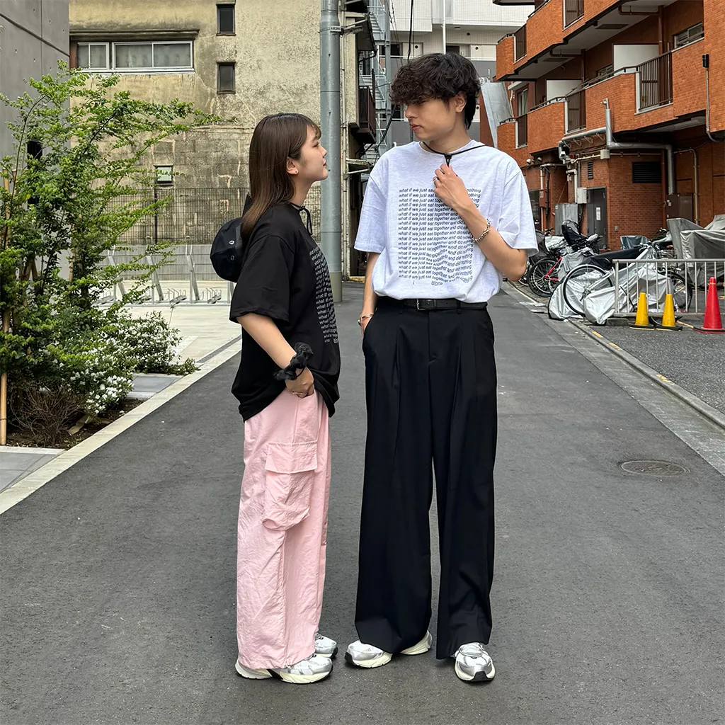 （ユニセックス）カラーレタリング半袖Tシャツ