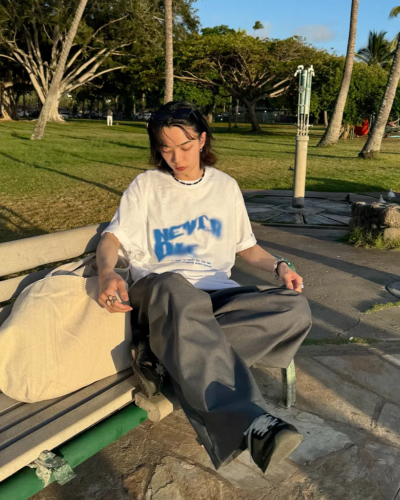 (ユニセックス)スプレーレタリング半袖Tシャツ