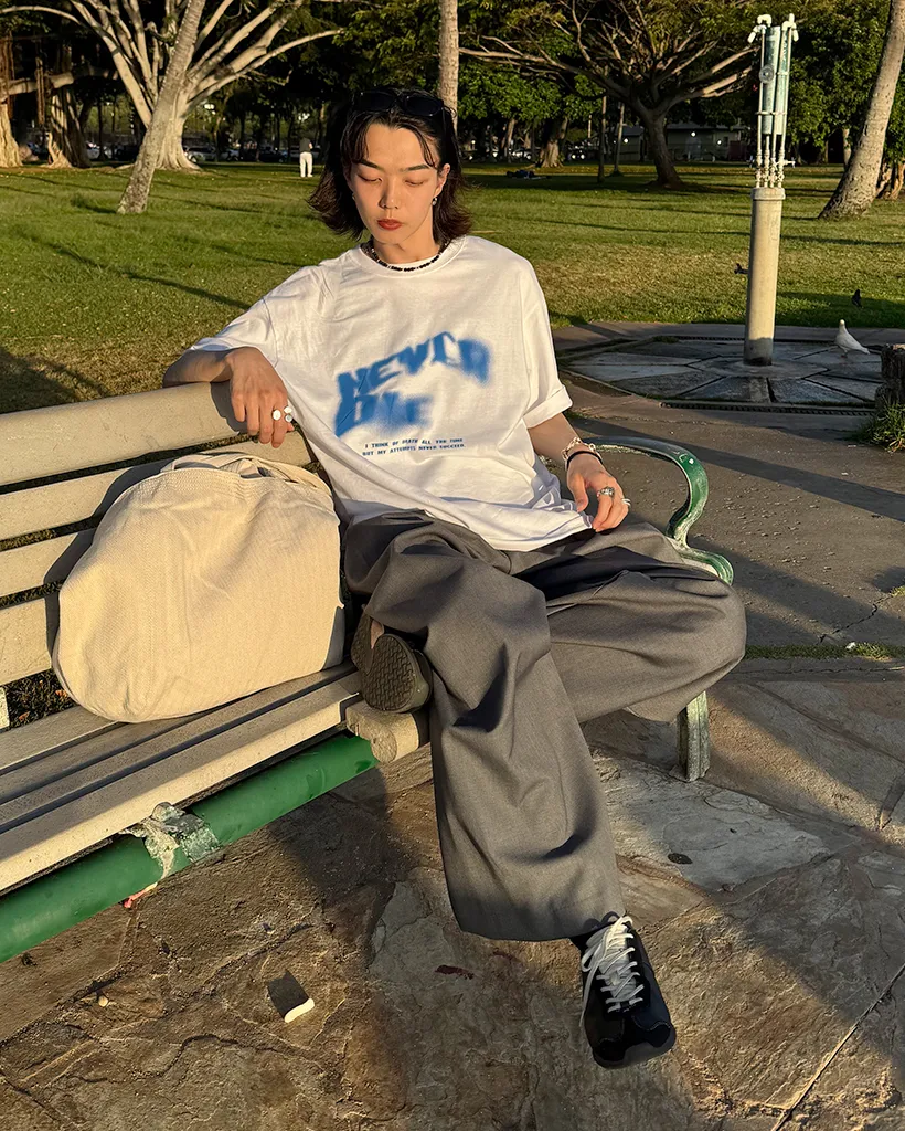 (ユニセックス)スプレーレタリング半袖Tシャツ