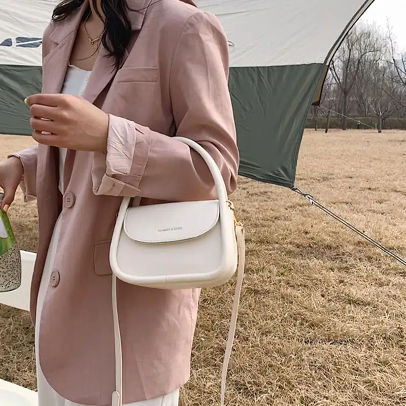 ショルダーバッグ チェーンバッグ 通勤 PU 可愛い おしゃれ  ブラック ホワイト イエロー ブルー パープル