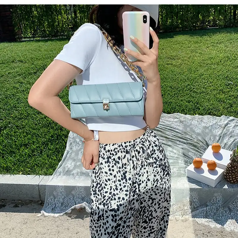 ショルダーバッグ チェーンバッグ 無地 ファッション PU 可愛い 綺麗め おしゃれ ブラック ホワイトブルー レッド