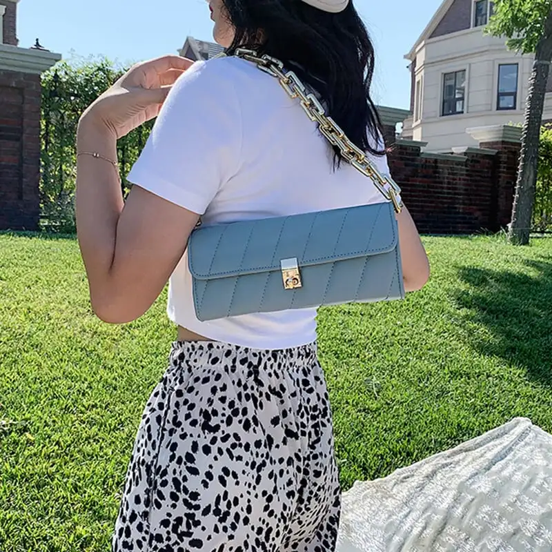 ショルダーバッグ チェーンバッグ 無地 ファッション PU 可愛い 綺麗め おしゃれ ブラック ホワイトブルー レッド