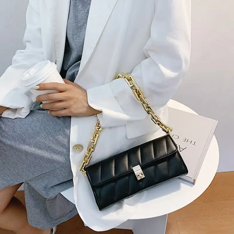 ショルダーバッグ チェーンバッグ 無地 ファッション PU 可愛い 綺麗め おしゃれ ブラック ホワイトブルー レッド