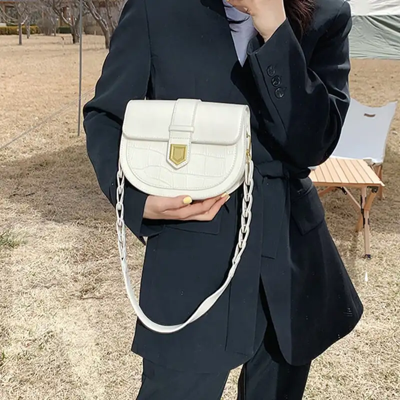 ショルダーバッグ チェーンバッグ カジュアル PU 可愛い ファッション ブラック ホワイト グリーン