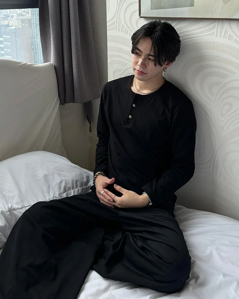 ボタン付き長袖Tシャツ