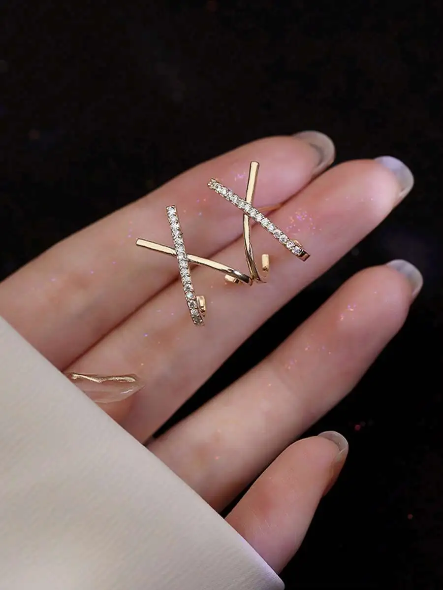 ラインストーン装飾ツイストスタッドピアス